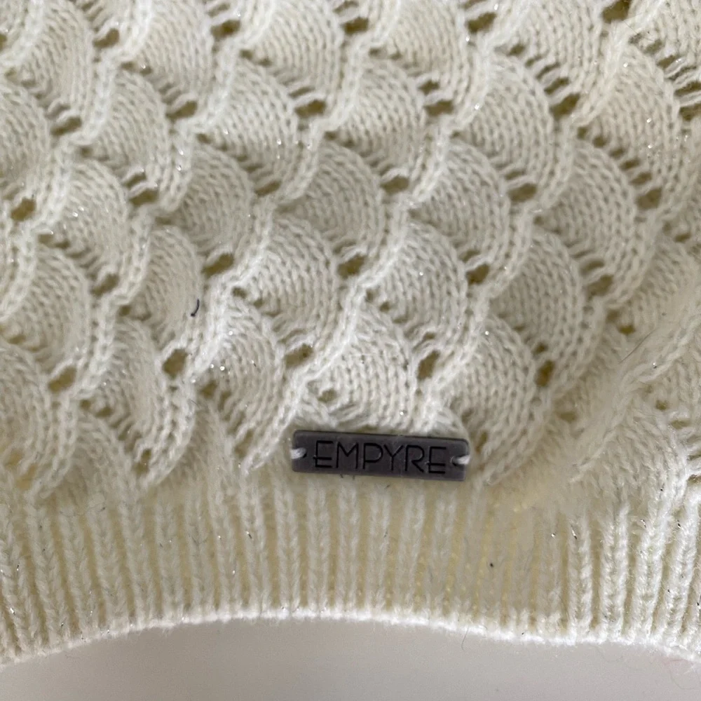 Woman’s white knit hat - Picture 2 of 3